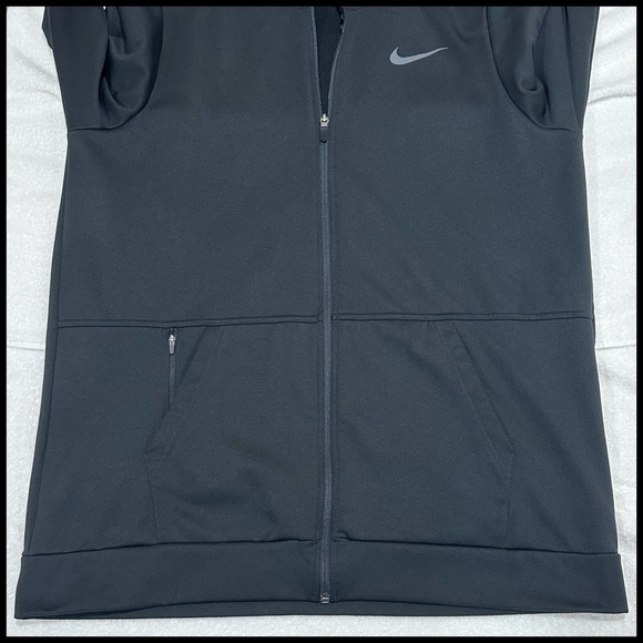 NikeThermaFit🔥🪶 XL Black Hooded Zip Up Jacket, 3 Pockets, Like New, Clean. Warm - Picture 5 of 16